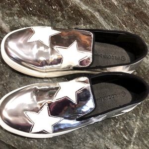 Woman’s 8 metallic slip-ons